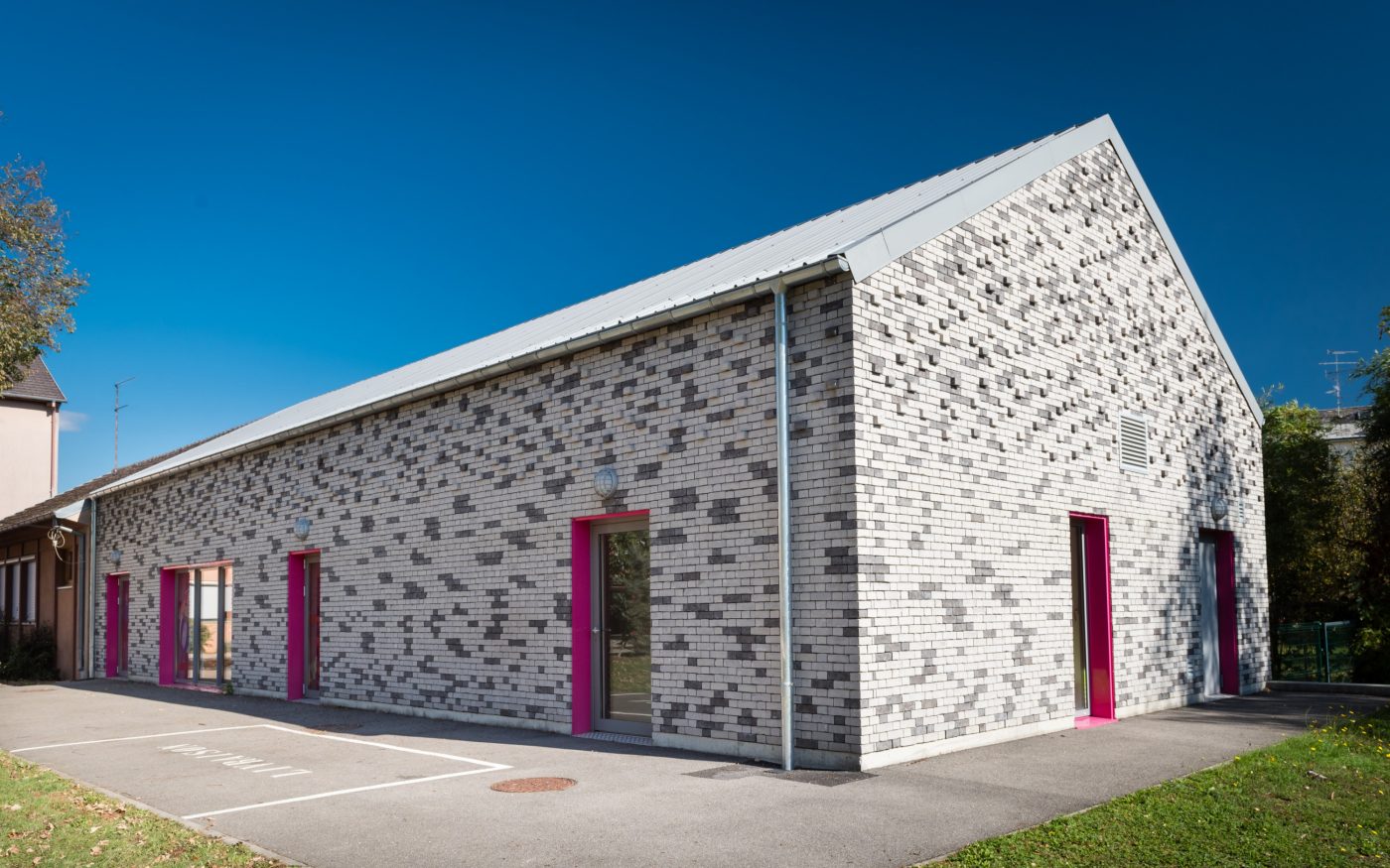 Espace périscolaire Jean Rasser (68) avec la brique Agora gris titane et gris argenté