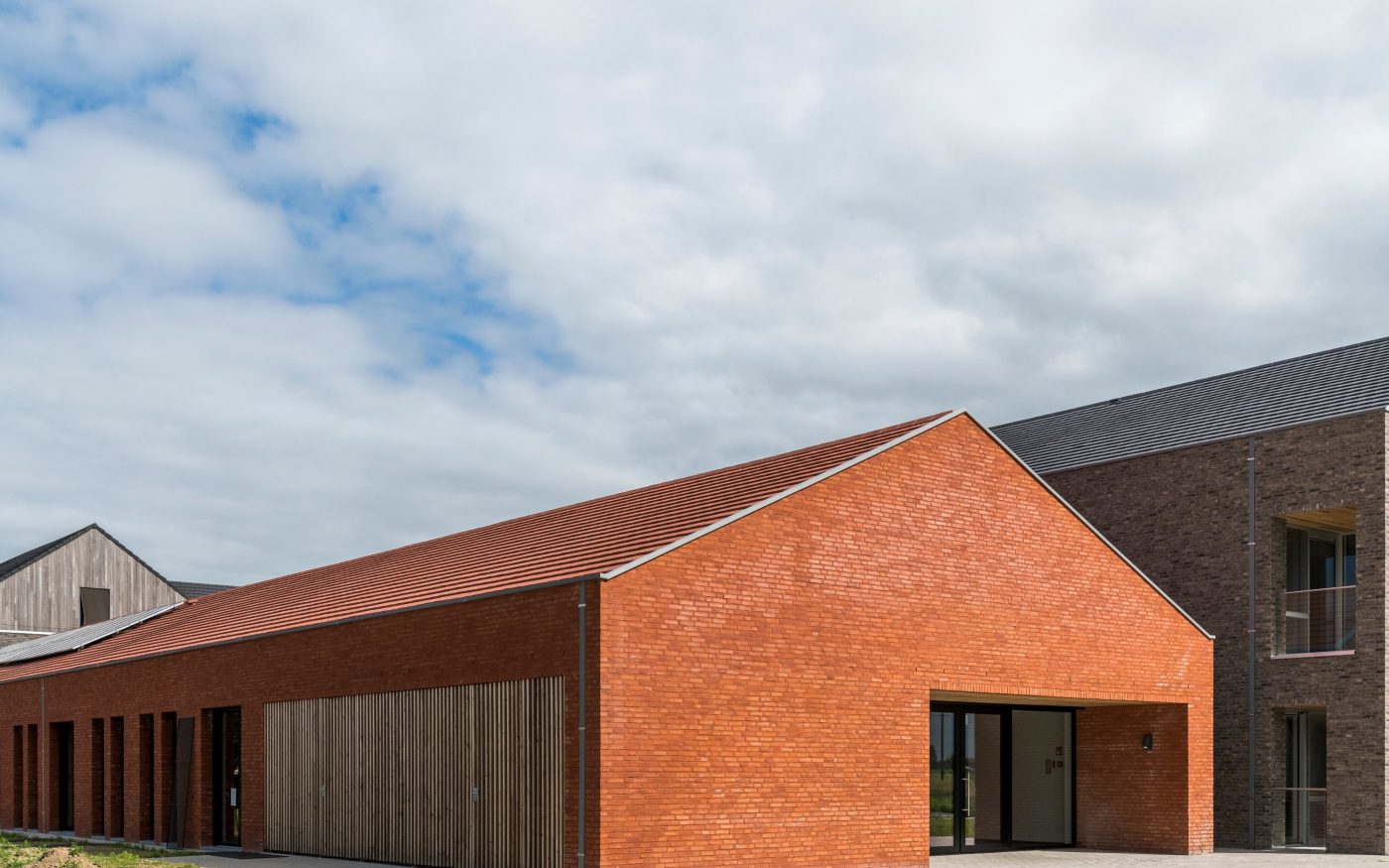 Nouvelle construction centre de services de soins et de logement à Alveringem en Belgique avec la brique Amfora Rubino et la tuile Actua Nuagé
