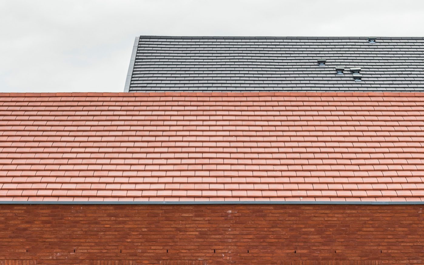 Nouvelle construction centre de services de soins et de logement à Alveringem en Belgique avec la brique Amfora Rubino et la tuile Actua Nuagé