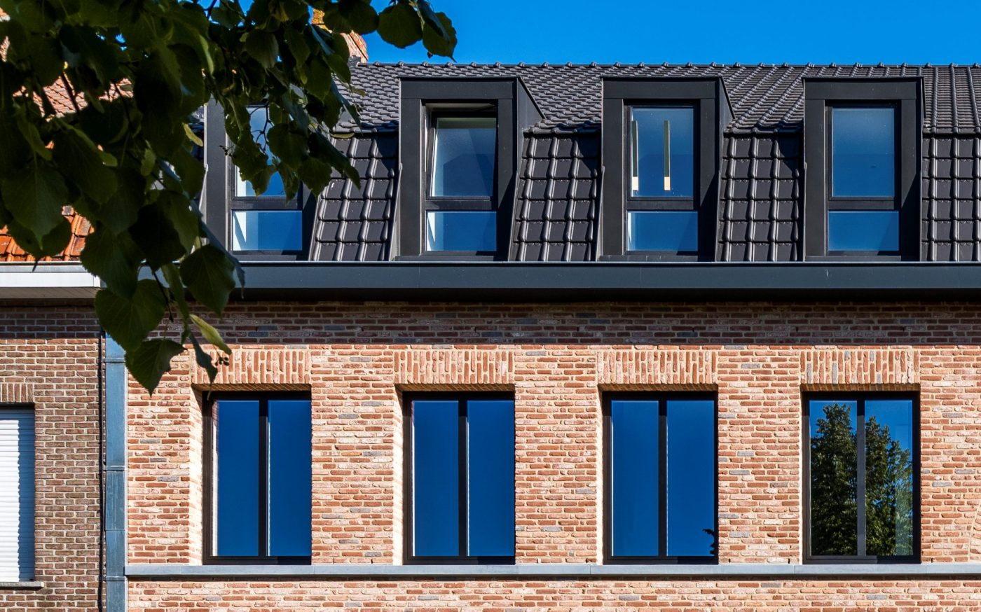 Logement collectif à Nieuwkerke avec la brique Belle Epoque de Mons et la tuile Tempête 18 Noir mat