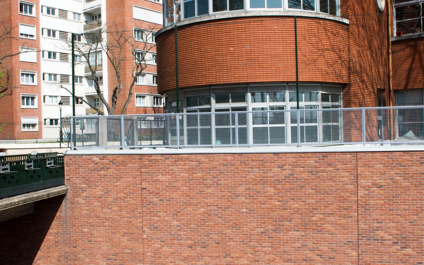 Rehabilitation du Groupe Scolaire Marius Jacotot à Puteaux avec la brique Moulée Main Pleine des Flandres / Vieille Ferme