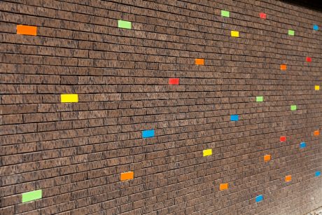 Salle des sports Mendès à Villeneuve d'Ascq - Ahmed Faouzi, architecte DPLG avec les briques Terca Emaillées (bleu ciel, telemagenta, vert jaune, orange pur, jaune melon) et Marono Extra E1