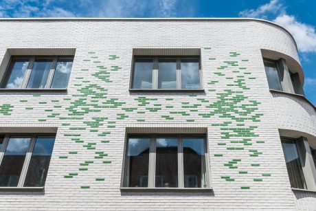 Façade d'une pharmacie en Belgique - briques Emaillées