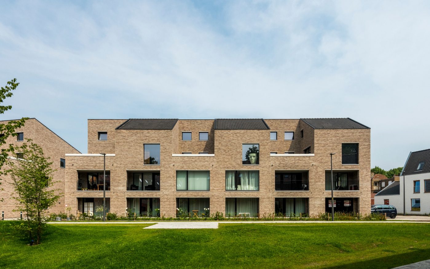 Logements collectifs à Bruges avec la brique Forum Prata nuancée et la tuile Veille Panne 451 bleu fumé