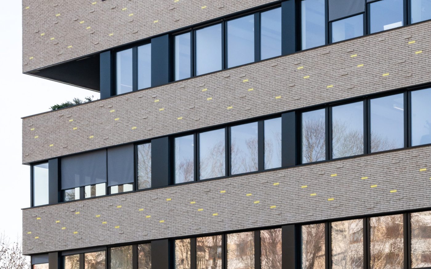 Centre administratif à Corbeil Essonnes avec la brique Forum Prata et la brique Crystal Jaune Emaillée