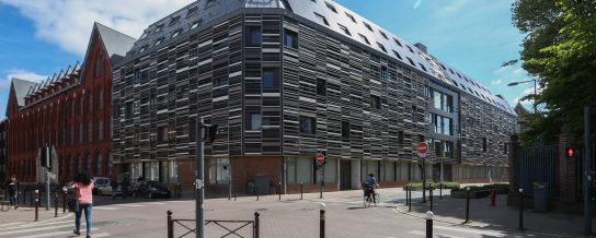 Bâtiment de l'université rénové pour une réhabilitation thermique. Le Rizomm sera producteur, auto-consommateur et fournisseur en énergie. Le RIZOMM - Facultés de l'Université Catholique de Lille, 41 rue du Port 59000 Lille. Panel Argeton Barro Blanc Carrare, Gris Métal, Gris Platine, Noir Volcan, Noir émaillé, Blanc émaillé.