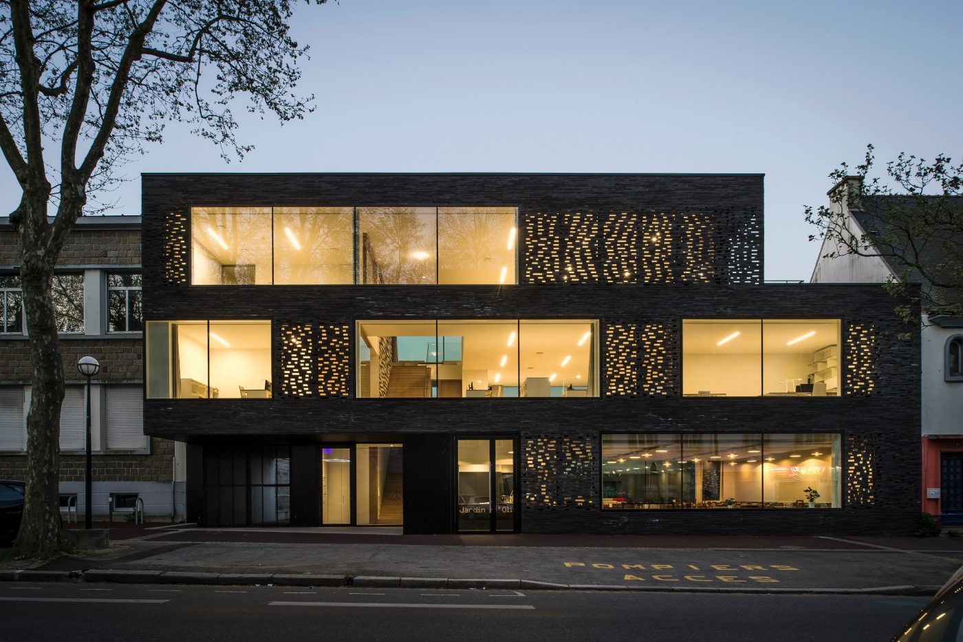 Bureaux d'entreprise avec deux étages. Mise en oeuvre façade. SCI Dedale, 16 avenue de la Perrière 56100 LORIENT. Brick Terca Briques Pleines 495 x 95 x 48 Cassia Noir graphite. Pose à joints vifs.