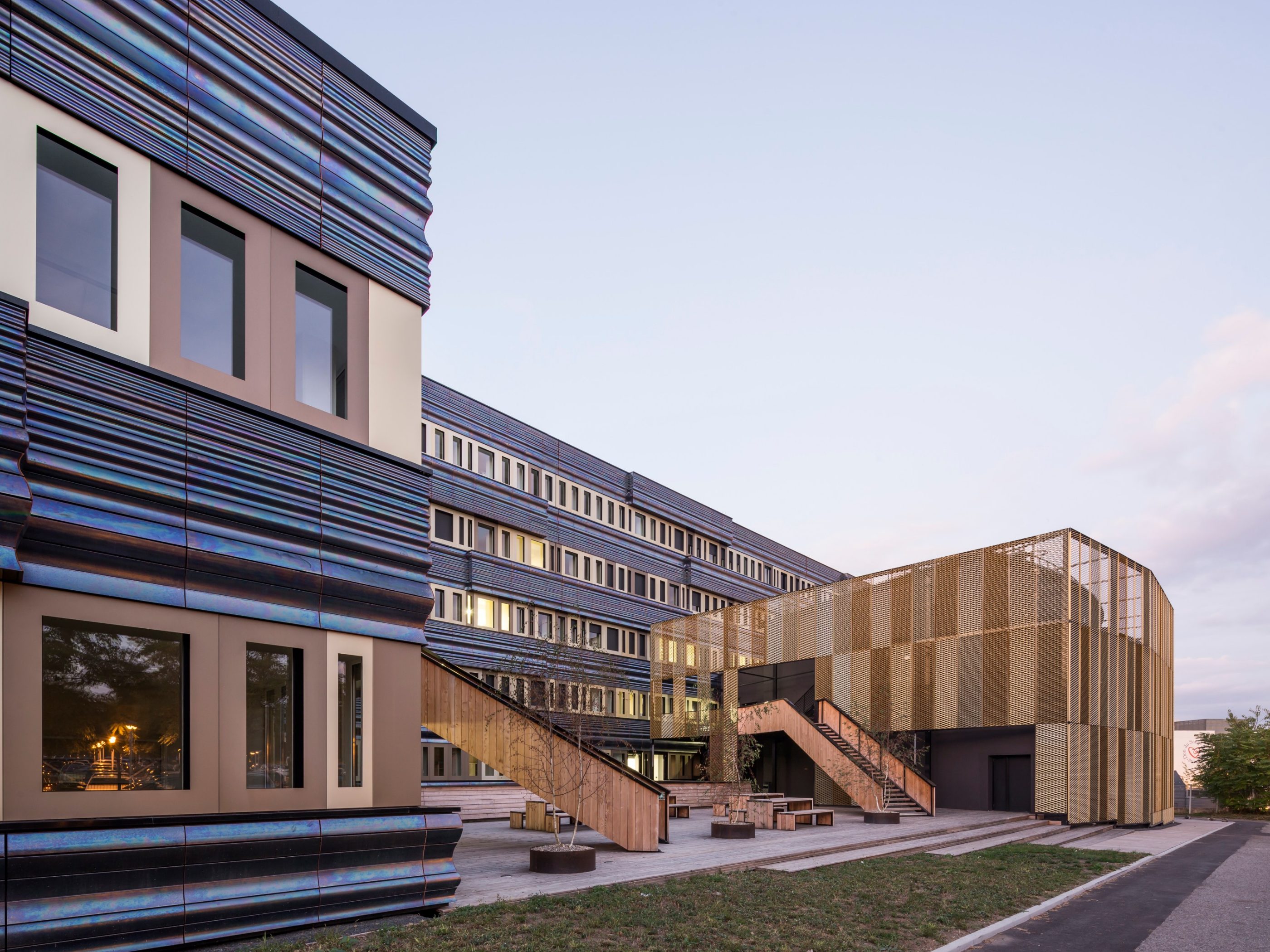 Reconversion et extension regroupant les différents départements du GRED au sein d’un équipement unique, qui associe aux espaces de recherche des locaux d’enseignement, une pépinière d’entreprises et des services communs. Différents éléments de terre-cuite émaillé noir irisé se combinent; diverses nuances dorées pour les menuiseries en aluminium anodisé. 