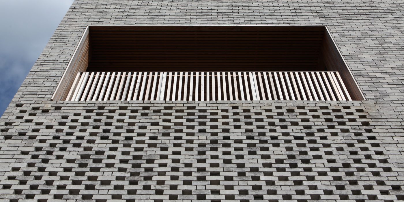 Complexe résidentiel avec 2 bâtiments et 2 niveaux. Mise en oeuvre façade. Metronomy Park, 2 rue Jacques Brel 44800 SAINT-HERBLAIN. Brique Terca Ligne Moulée Main Agora Noir graphite. Pose en join vif.