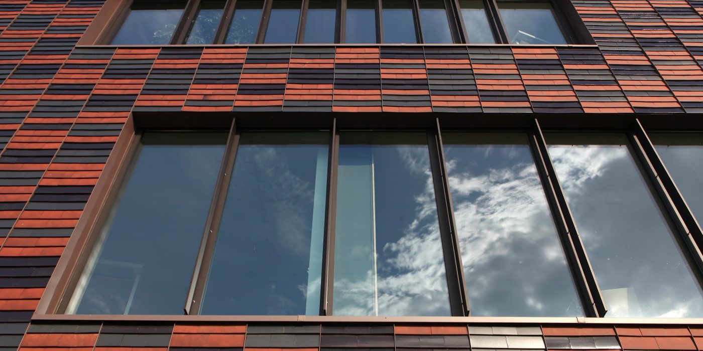 Mairie avec deux étages. Label BBC. Aire : 1350 m2 SHON. Coût : 2210000 HT. Mairie, Rue du Centre 35590 SAINT-GILLES. Tuile Koramic Plate 301 Amarante, Gris ardoisé émaillé mat, Lie-de-vin émaillé brillant.