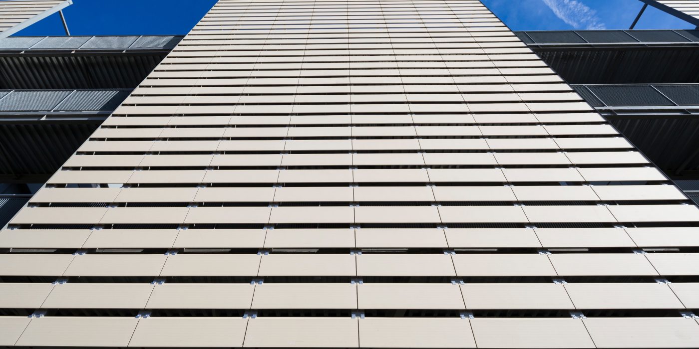 Lycée avec plusieurs bâtiments. Lycée Wallon, 16 Place de la République, 59300 Valenciennes. Panneau Argeton Blanc Perle.