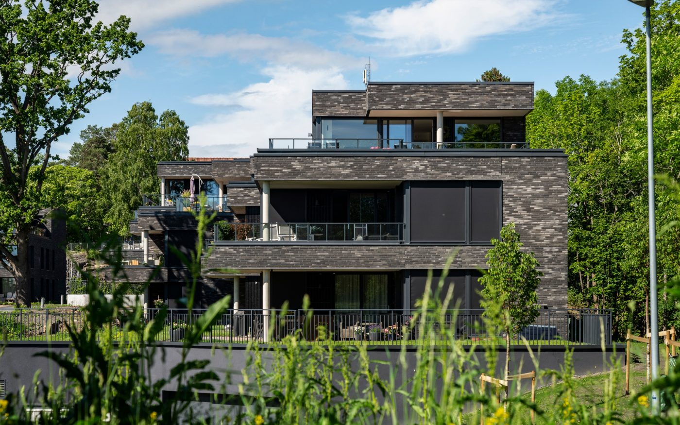 Logement collectif Veritas Have  à Asker Norvège avec la brique de parement Terca Linnaeus Noir Graphite