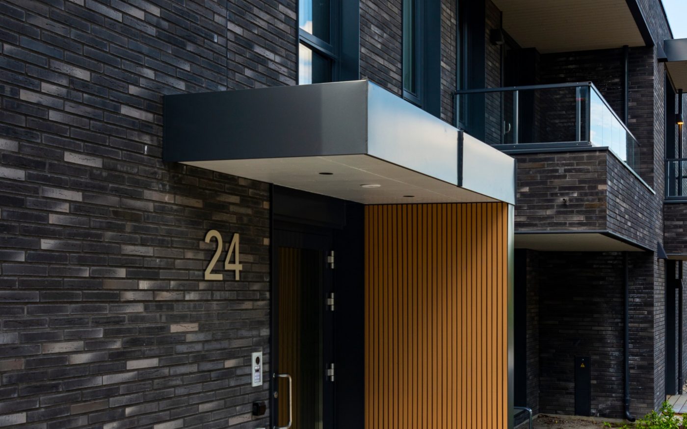 Logement collectif Veritas Have  à Asker Norvège avec la brique de parement Terca Linnaeus Noir Graphite