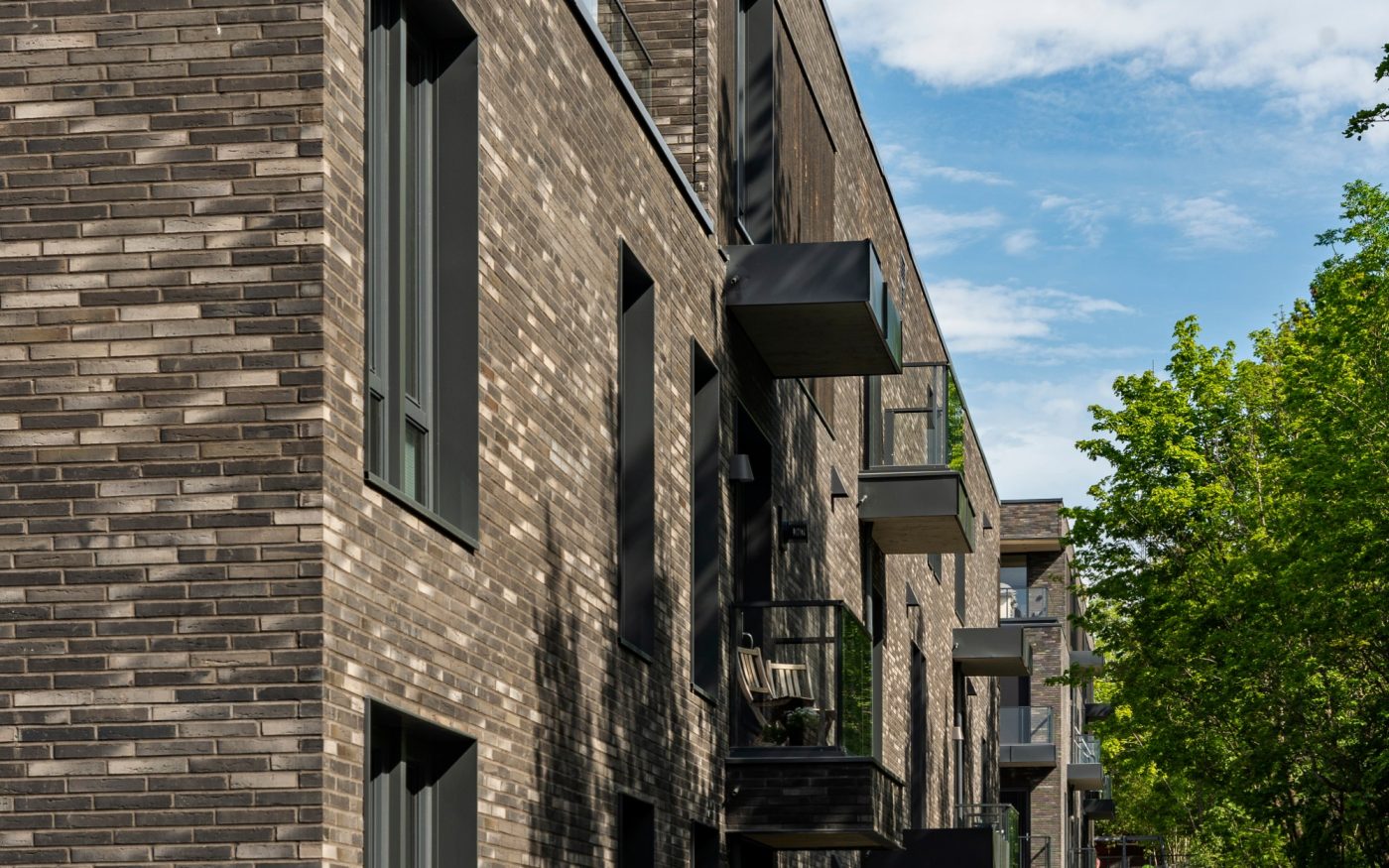 Logement collectif Veritas Have  à Asker Norvège avec la brique de parement Terca Linnaeus Noir Graphite