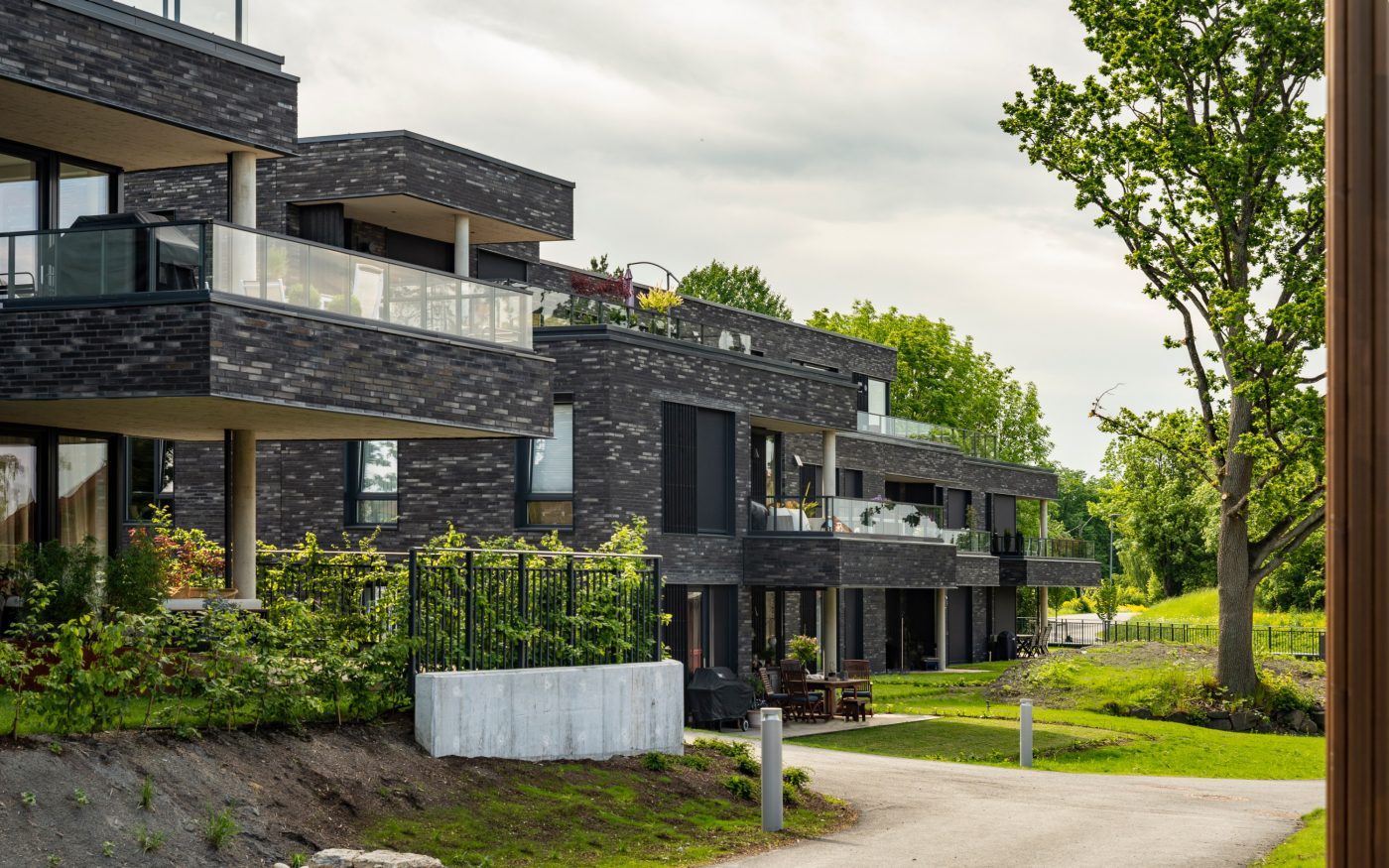 Logement collectif Veritas Have  à Asker Norvège avec la brique de parement Terca Linnaeus Noir Graphite