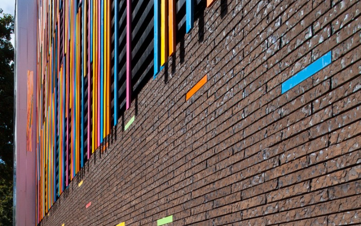 Salle des sports Mendes  à Villeneuve d'Ascq avec la brique Marono brun extra E1 et les briques émaillées bleu ciel, telemagenta, vert jaune, orange pur et jaune melon