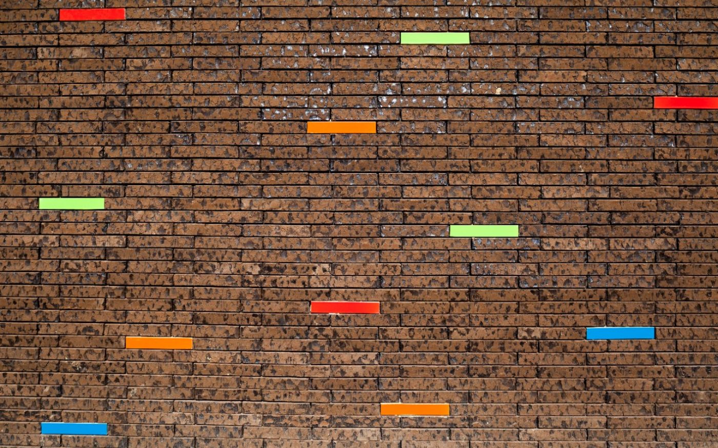 Salle des sports Mendes  à Villeneuve d'Ascq avec la brique Marono brun extra E1 et les briques émaillées bleu ciel, telemagenta, vert jaune, orange pur et jaune melon