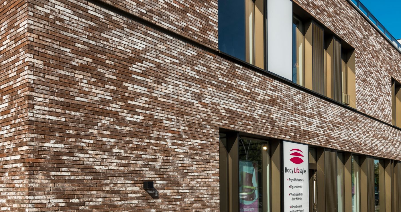 Photo d'une nouvelle construction bureaux et appartement à Oostkamp, en Belgique avec Métropolis Brun civitas