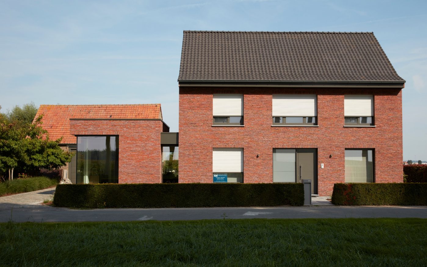 Photo d'une nouvelle construction maison familiale à Putte avec Metropolis Rouge aula