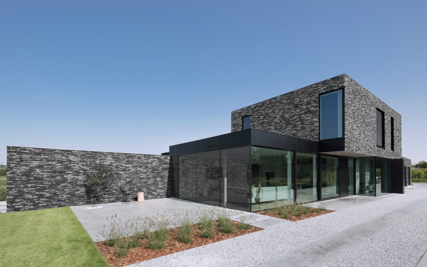 Photo d'une rénovation maison familiale à Veldegem, en Belgique avec la Collection Métropolis Noir vesta Eco-brick