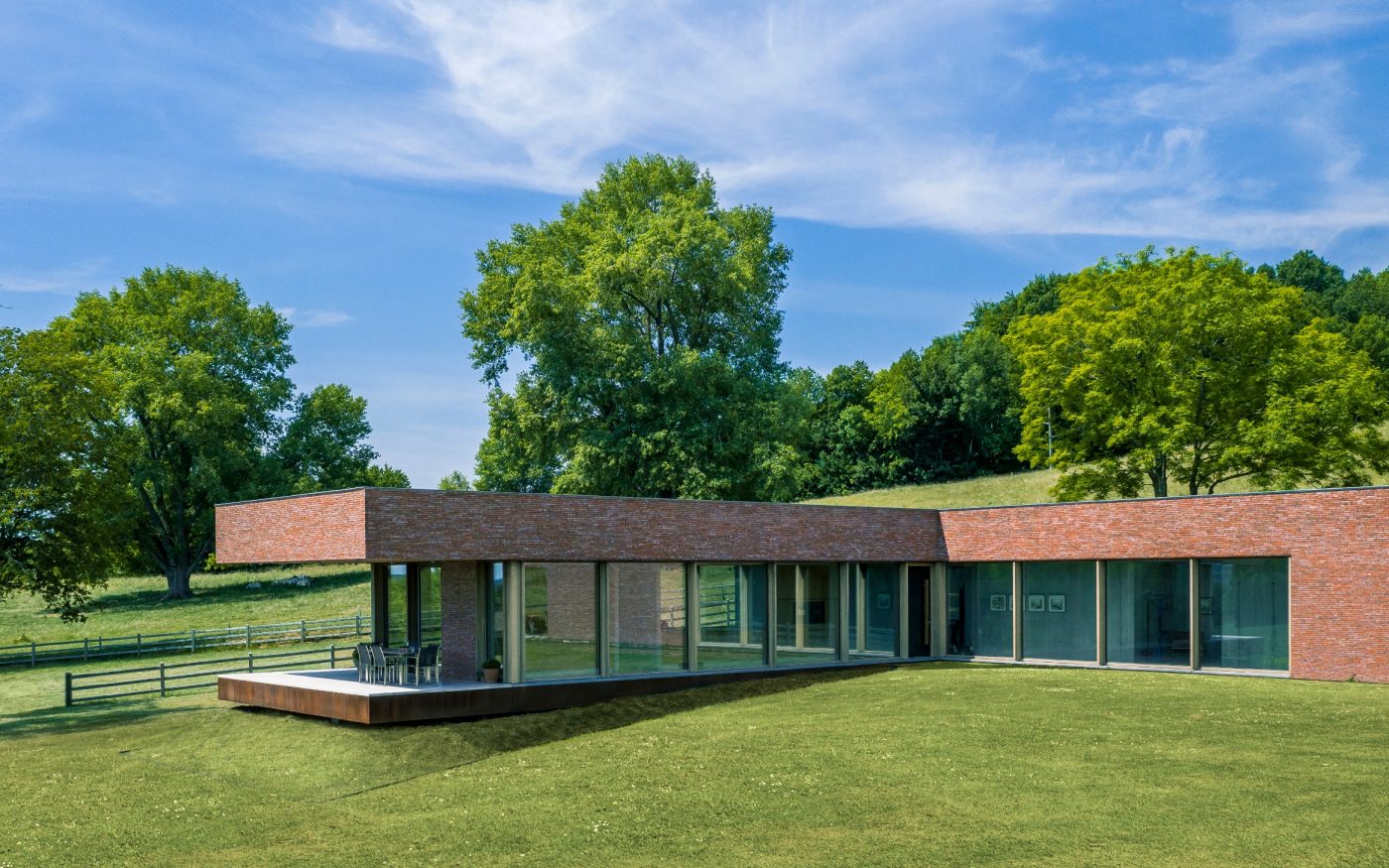 Maison individuelle à Frasnez-les-Buissenal, en Belgique avec la collection Metropolis Rouge aula Eco-brick