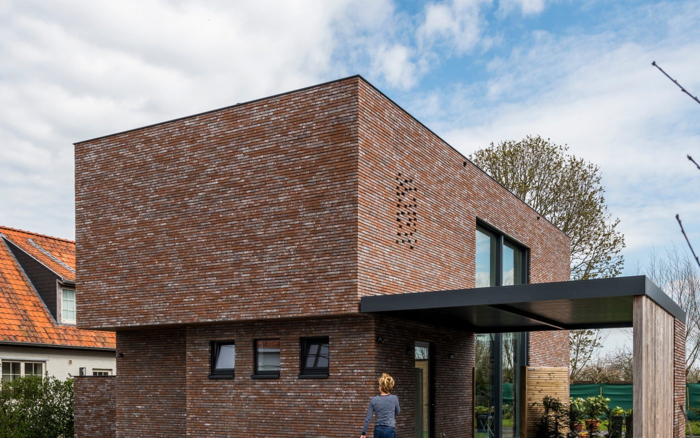 photo d'une nouvelle construction maison familiale à Dentergem, en Belgique avec la collection Métropolis Brun urbis Eco-brick