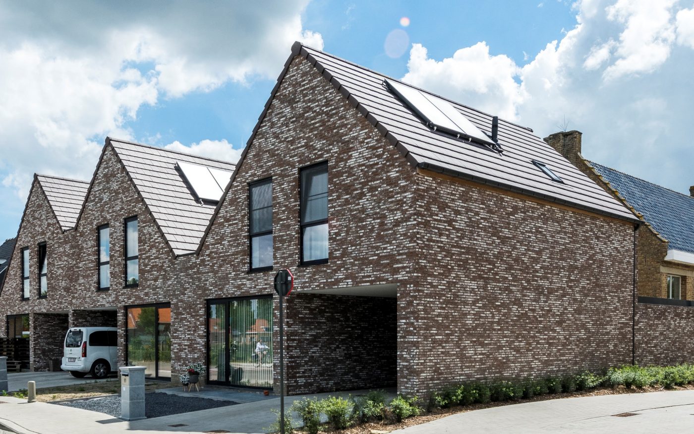 Photo d'une nouvelle construction familiale à Houthulst en Belgique avec Métropolis Brun civitas Eco-brick