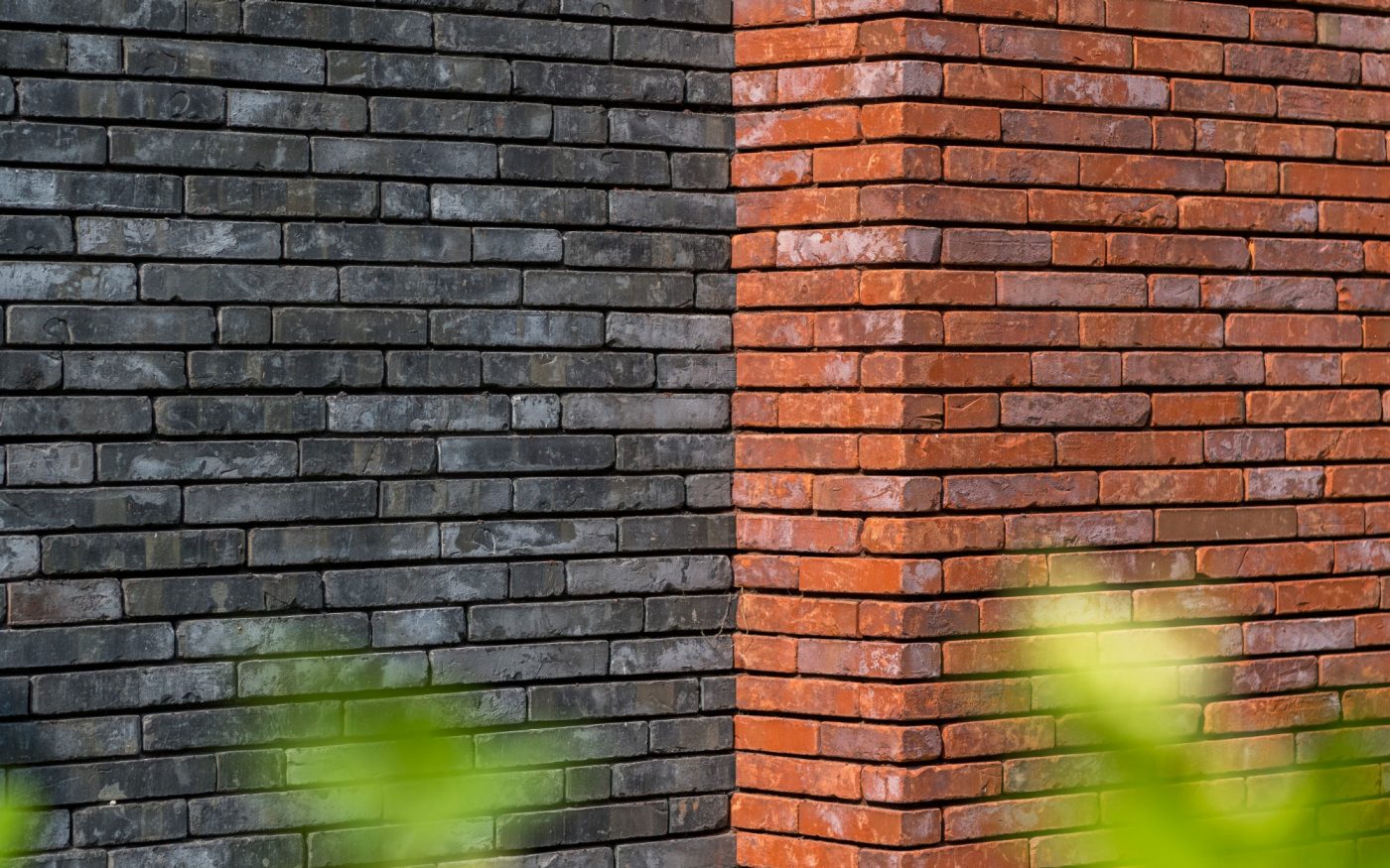 photo d'une façade d'un logement à à Oostakker en Belgique avec la brique Métropolis Rouge aula et Noir colonia.