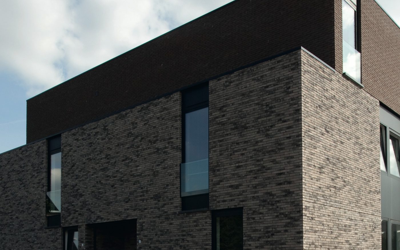Maison individuelle à Maasmechelen avec la brique Pagus Iluzo Brun et gris-noir