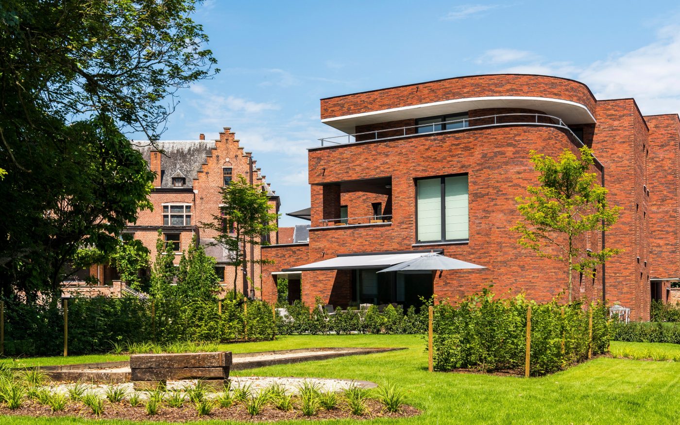 Logement collectif à Westerlo avec la brique Pagus Iluzo brun-rouge