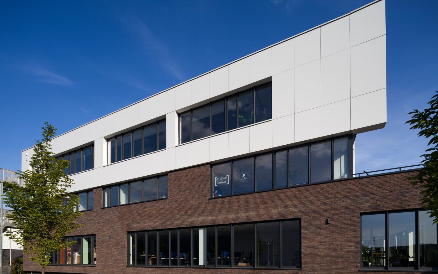 Immeuble de bureaux Le Pilat à Marcq-en-Baroeul avec la brique Pagus Iluzo brun-noir