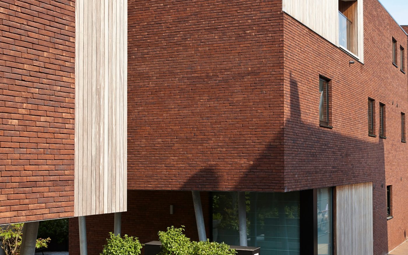 Logements collectifs à Merendree avec la brique Pagus Iluzo pourpre