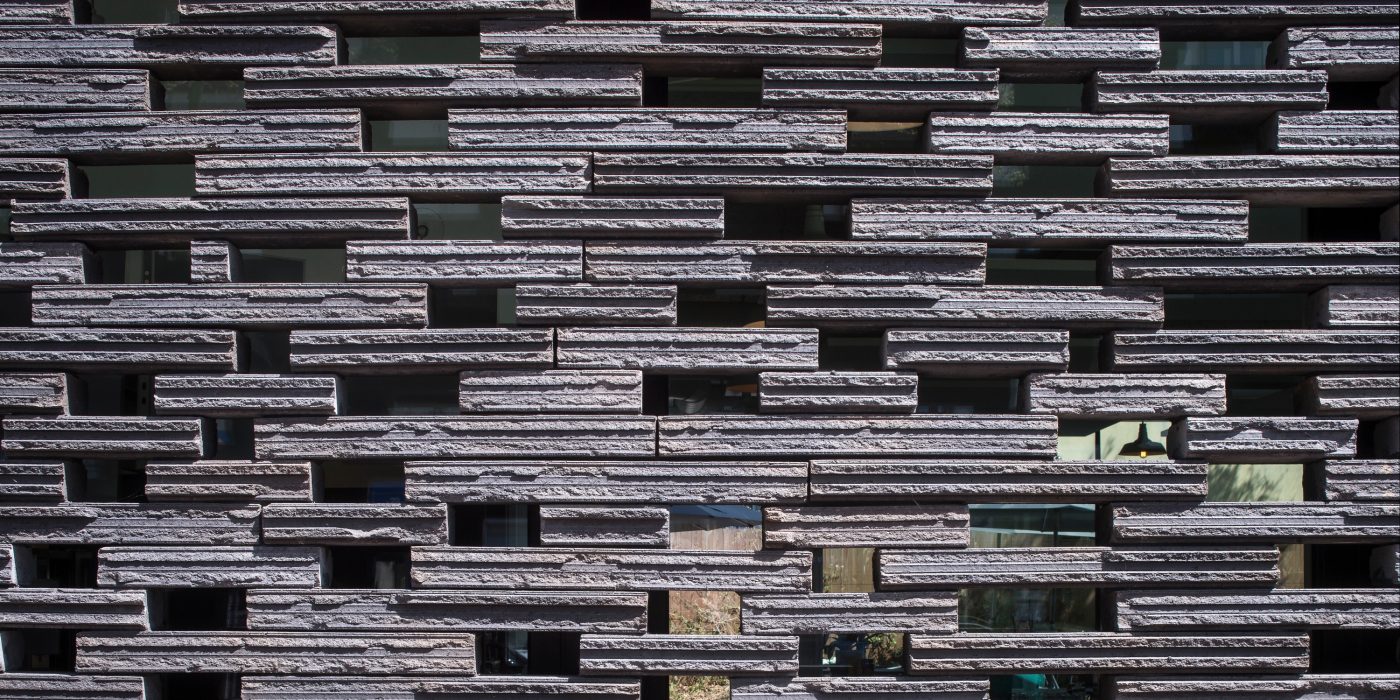Office building with two levels. Siding's implementation. SCI Dedale, 16 avenue de la Perrière 56100 LORIENT. Brick Terca Briques Pleines 495 x 95 x 48 Cassia Noir graphite. Pose à joints vifs.