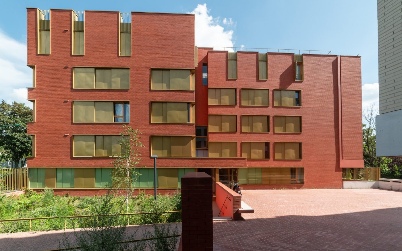 Logement collectif à Epinay avec la collection Terre Teinte Rouge