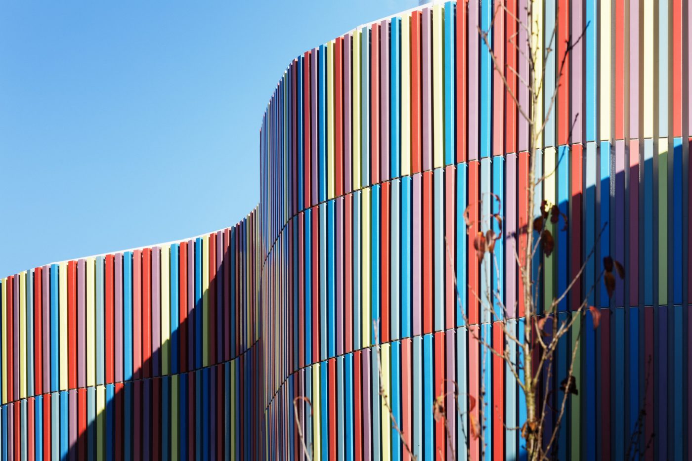 Ecole maternelle de 1325 m2 et bâtiment Haute Qualité Environnementale.  Ecole maternelle Simone Veil, 1 rue Nelson Mandela 94390 VILLIERS SUR MARNE. Panneaux Argeton Barro 50 x 50 Emaillé Rouge, Bleu clair, Jaune, Lilas, Rose.