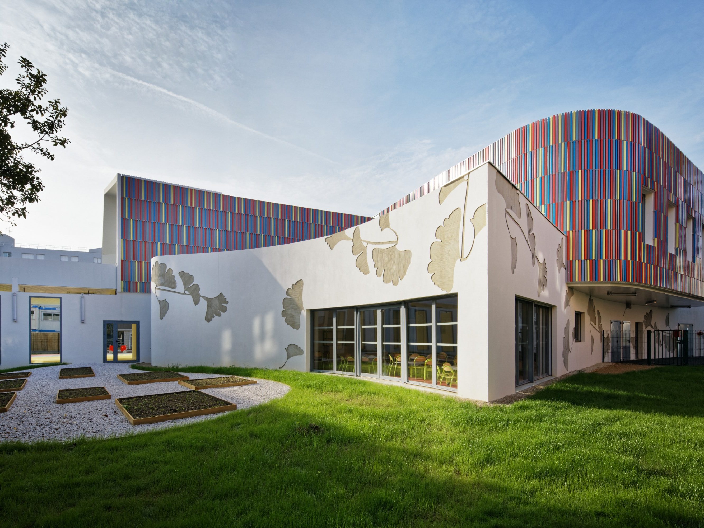 Ecole maternelle de 1325 m2 et bâtiment Haute Qualité Environnementale.  Ecole maternelle Simone Veil, 1 rue Nelson Mandela 94390 VILLIERS SUR MARNE. Panneaux Argeton Barro 50 x 50 Emaillé Rouge, Bleu clair, Jaune, Lilas, Rose.