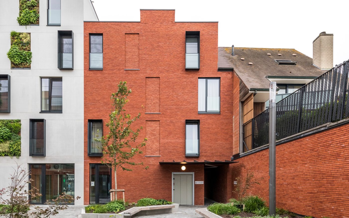 Nouvelle construction centre de services de soins et de logement à Alveringem en Belgique avec la brique Amfora Rubino et la tuile Actua Nuagé