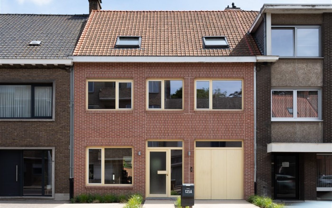 Nouvelle construction centre de services de soins et de logement à Alveringem en Belgique avec la brique Amfora Rubino et la tuile Actua Nuagé