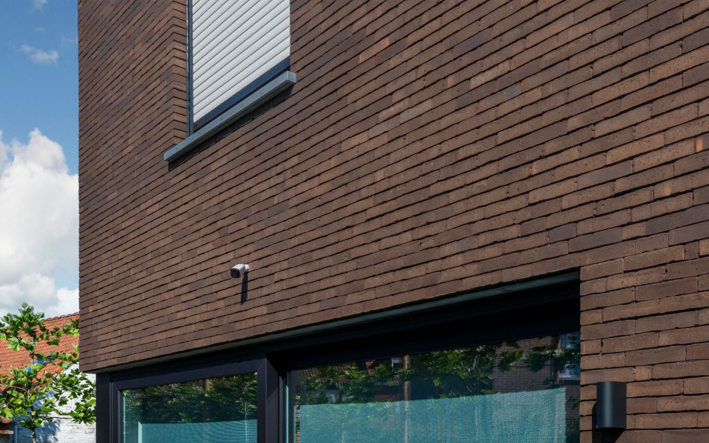 Nouvelle construction centre de services de soins et de logement à Alveringem en Belgique avec la brique Amfora Rubino et la tuile Actua Nuagé
