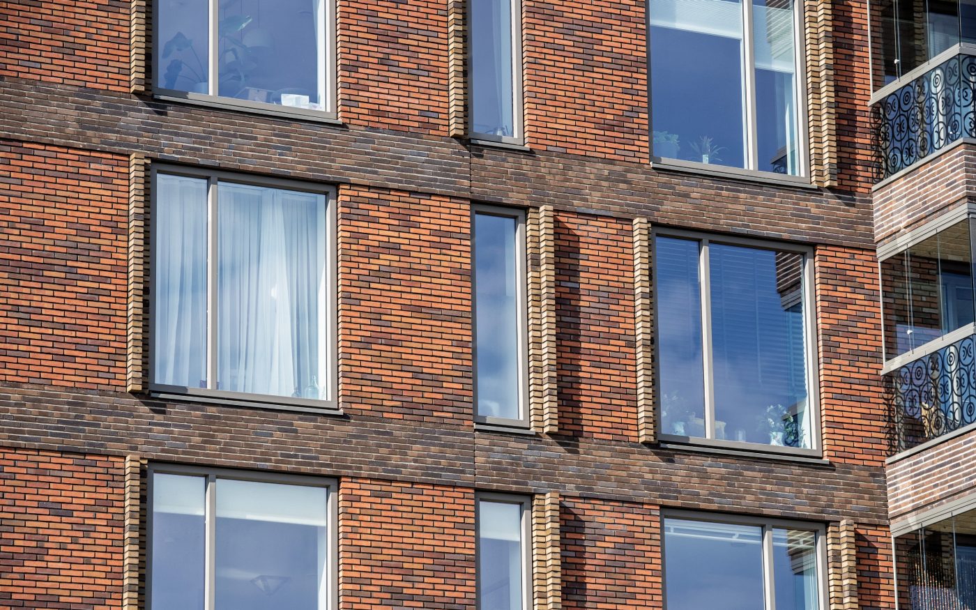 Garderie à Lede en Belgique avec la brique Agora noir graphite et Basia rouge espagnol