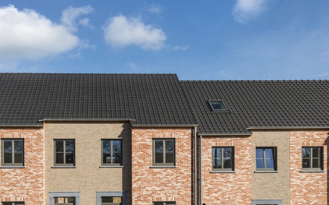 Logements collectifs à Zonnebeke avec la brique Forum Prata nuancée et la tuile Tempête 18 Noir mat