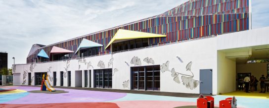 Ecole maternelle de 1325 m2 et bâtiment Haute Qualité Environnementale.  Ecole maternelle Simone Veil, 1 rue Nelson Mandela 94390 VILLIERS SUR MARNE. Panneaux Argeton Barro 50 x 50 Emaillé Rouge, Bleu clair, Jaune, Lilas, Rose.