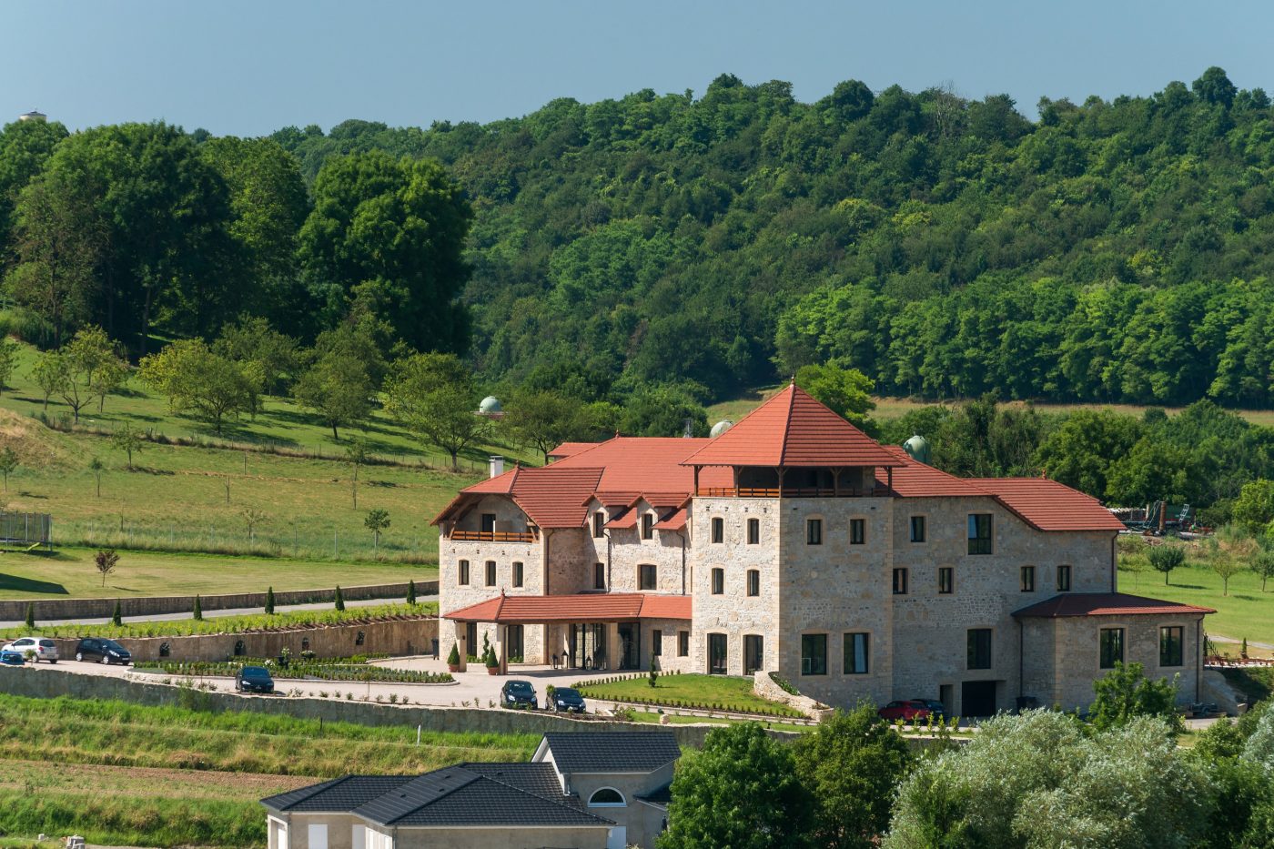 Hôtel Spa  avec deux étages.Mise en oeuvre toiture. Hôtel Spa Le Domaine de la Klauss, 2 impasse du Klaussberg 57480 MONTENACH. Tuile Koramic Tuiles à aspect plat Actua Nuagé.