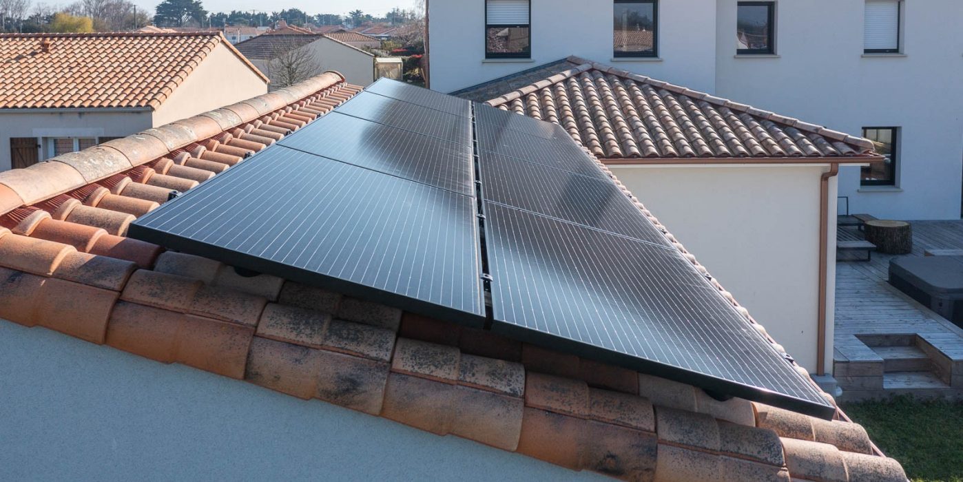 Maison individuelle à Machecoul avec pose de 8 panneaux solaire en surimposé sur tuiles Romane Canal