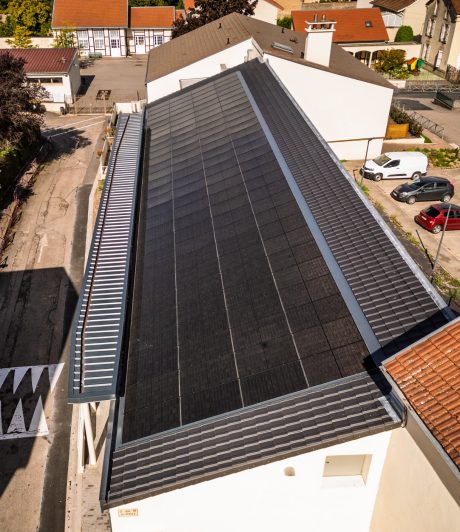 Maison inclusive pour personnes agées réalisée avec le kit solaire Terreal Premium Nord