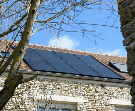 Maison individuelle à panneaux solaire à Jumeauville réalisée avec 8 panneaux Premium TP Eminence