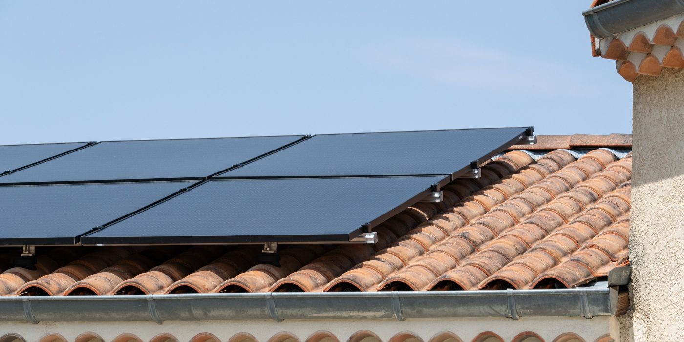 Maison individuelle à Etoile sur Rhone réalisée avec des panneaux solaires Solterre surimposé et des tuiles Romane Canal