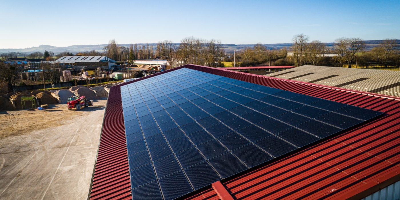 Pose de panneaux solaires en bac acier sur Gedimat Stoker