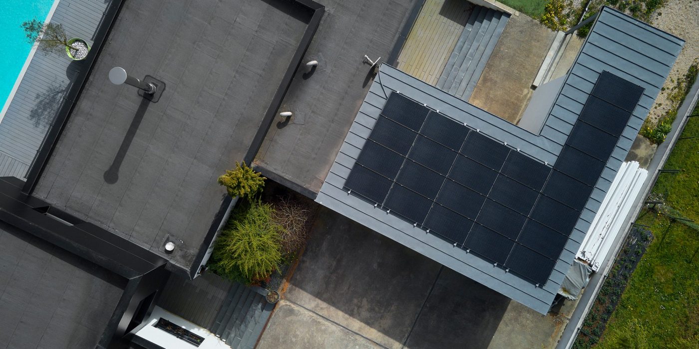 Maison individuelle à Saint Malo du Bois avec pose de 24 panneaux solaires Solterre PV en joint debout