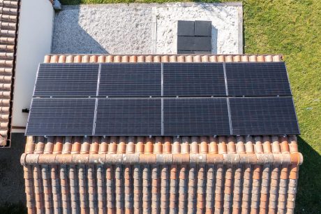 Maison individuelle à Machecoul avec pose de 8 panneaux solaire en surimposé sur tuiles Romane Canal